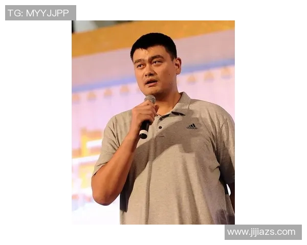 姚明回头笑展现篮球传奇人生的温暖与坚持